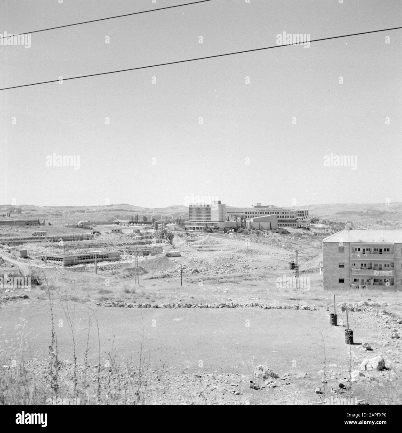 Israel 1964-1965: Jerusalem (Jerusalem), Hebräische Universitätsbeschreibung: Campus der Hebräischen Universität in Jerusalem Anmerkung: Am 1. April 1925 wurde die Hebräische Universität Jerusalem während einer festlichen Zeremonie eröffnet, an der die Führer der Welt teilnahmen. Der erste Vorstand der Universität bestand aus Berühmtheiten wie Albert Einstein, Sigmund Freud, Martin Buber, James Rothschild und Sir Alfred Mond Datum: 1964 Ort: Israel, Jerusalem Schlüsselwörter: Campus, Panoramas, Universitäten Stockfoto