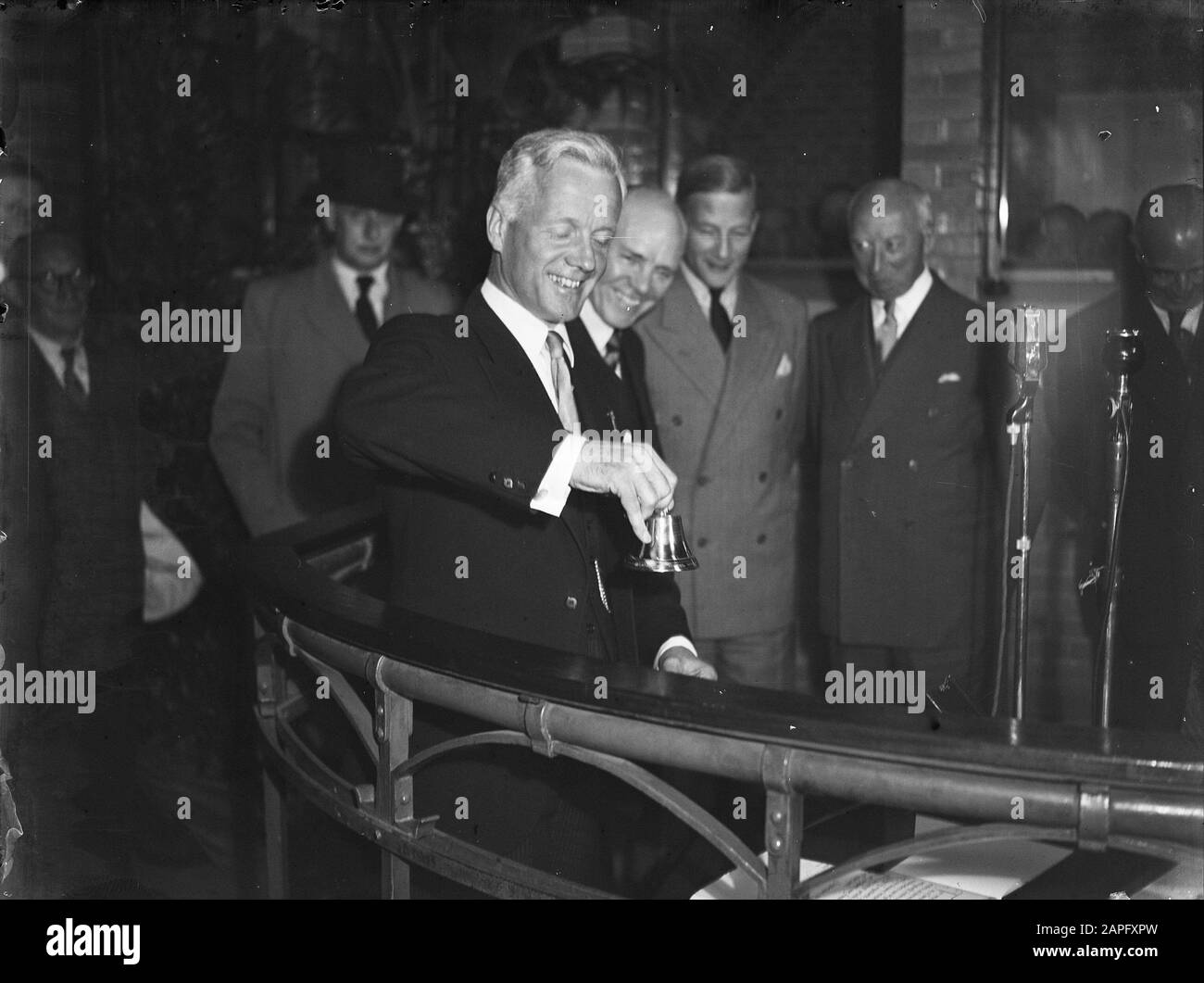 Beursbeugel liest sich noch einmal: Düster mit Modelldatum: 28. Juni 1948 Stockfoto