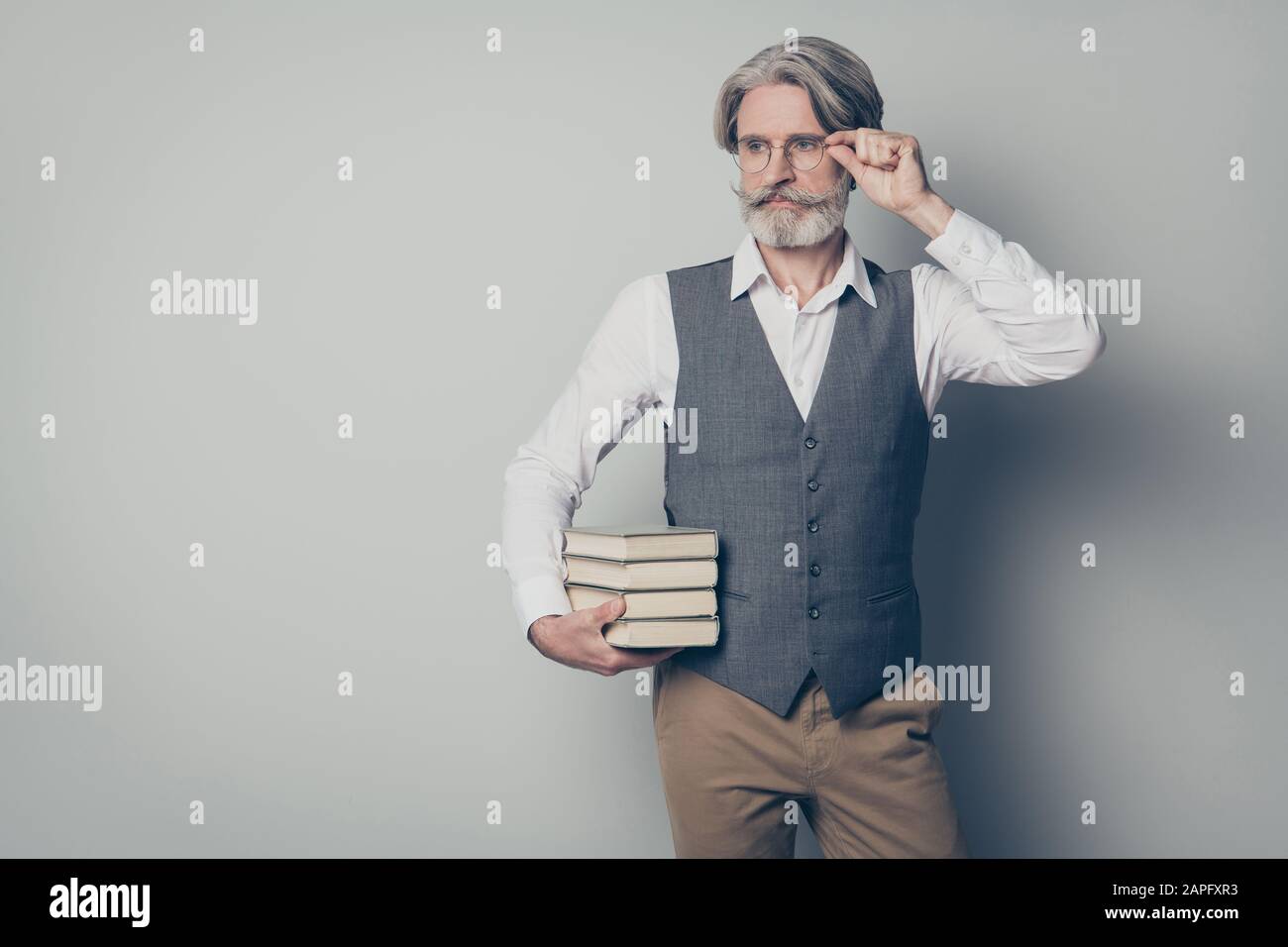 Nie zu spät. Maskulin selbstbewusster cooler Old man Unternehmer will wissen mehr Hold Pile Bücher Touch Brille Look Copyspace tragen Hemd Weste Stil Stockfoto