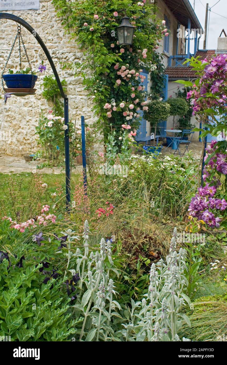 Frühlings-Blumenbeet. Haus. Hauptsächlich blauer Garten. Frankreich Stockfoto