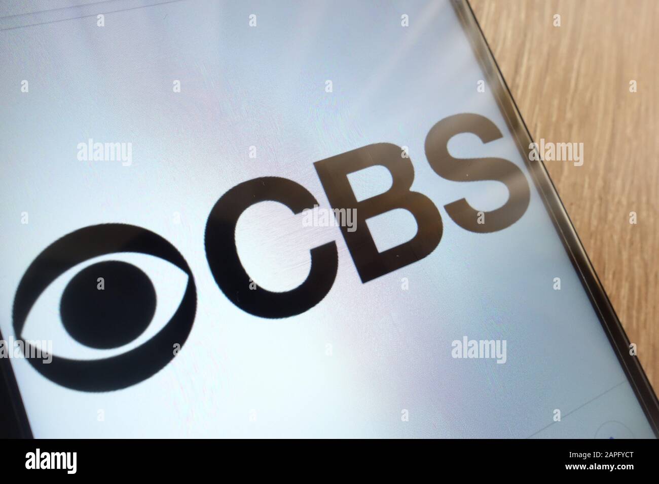 Das CBS-Logo wird auf einem modernen Smartphone angezeigt Stockfoto