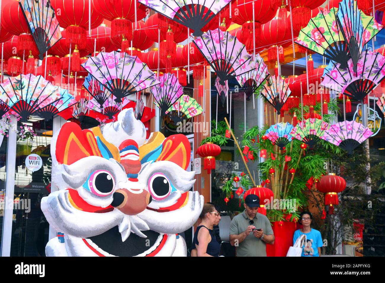 Chinesische Neujahrsdekorationen vor einem Einkaufszentrum in Bangkok, Thailand, Asien. Das Neujahr oder Frühlingsfest beginnt am 25. Januar und endet am 4. Februar. 2020 ist das Jahr der Ratte. Stockfoto Chinesische Neujahrsdekorationen vor einem Einkaufszentrum in Bangkok, Thailand, Asien. Das Neujahr oder Frühlingsfest beginnt am 25. Januar und endet am 4. Februar. 2020 ist das Jahr der Ratte. Stockfoto