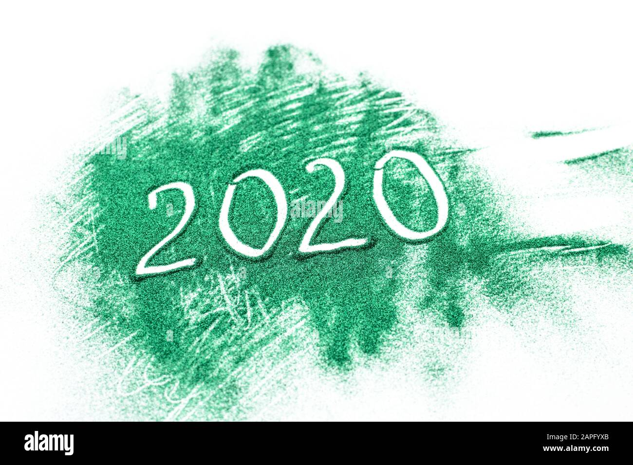Inschrift 2020 auf einem Hintergrund von verstreuten Grün glänzend funkelt auf dem weißen Hintergrund. Stockfoto