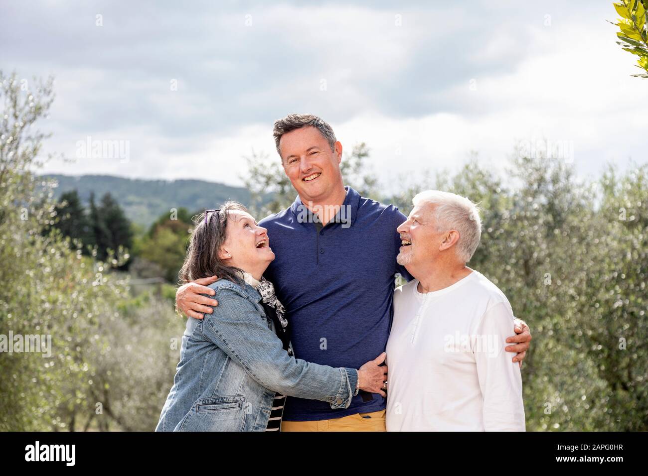 Älteres Paar mit Sohn, Olivenbäume im Hintergrund, Florenz, Italien Stockfoto