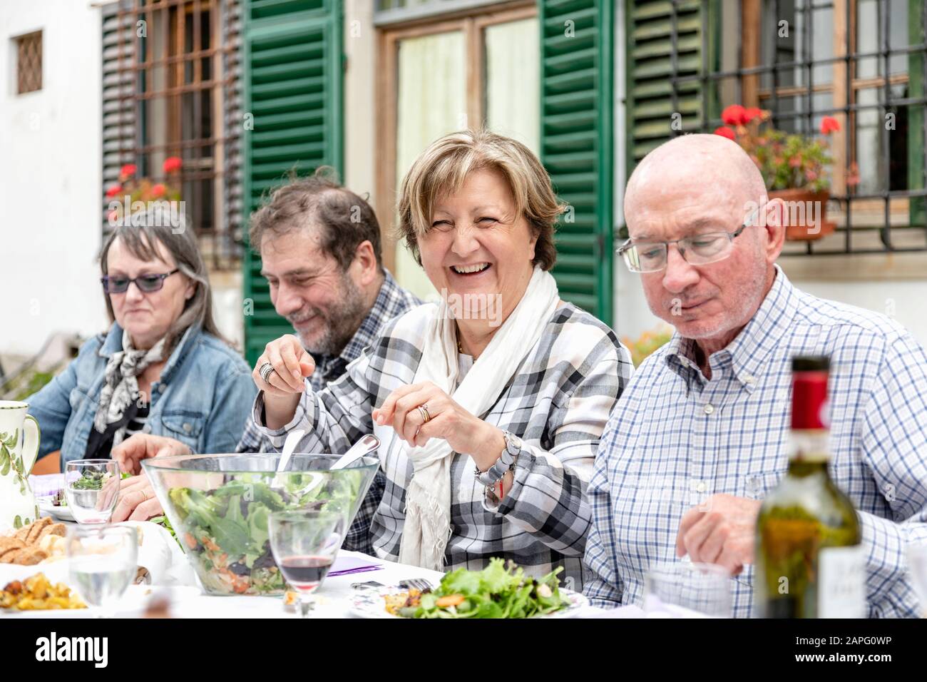 Ältere Paare beim Familienessen im Freien, Florenz, Italien Stockfoto