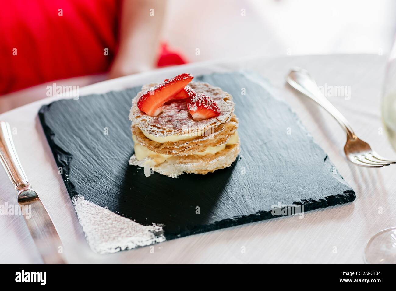 Erdbeer-Shortcake auf quadratischem Steinteller Stockfoto