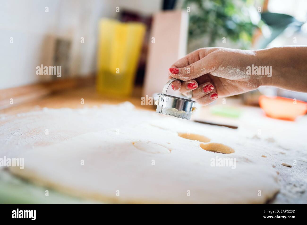 Scones in der Küche vorbereitet und bereit zum Kochen Stockfoto