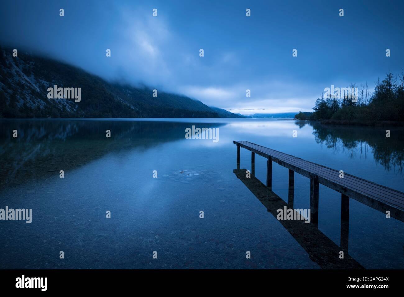 Bohinjer See im Morgengrauen, Triglav Nationalpark, obere Carniola, Slowenien Stockfoto