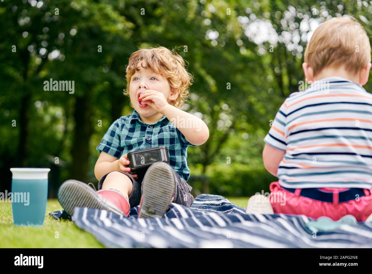 Kleinkind, das im Park isst Stockfoto