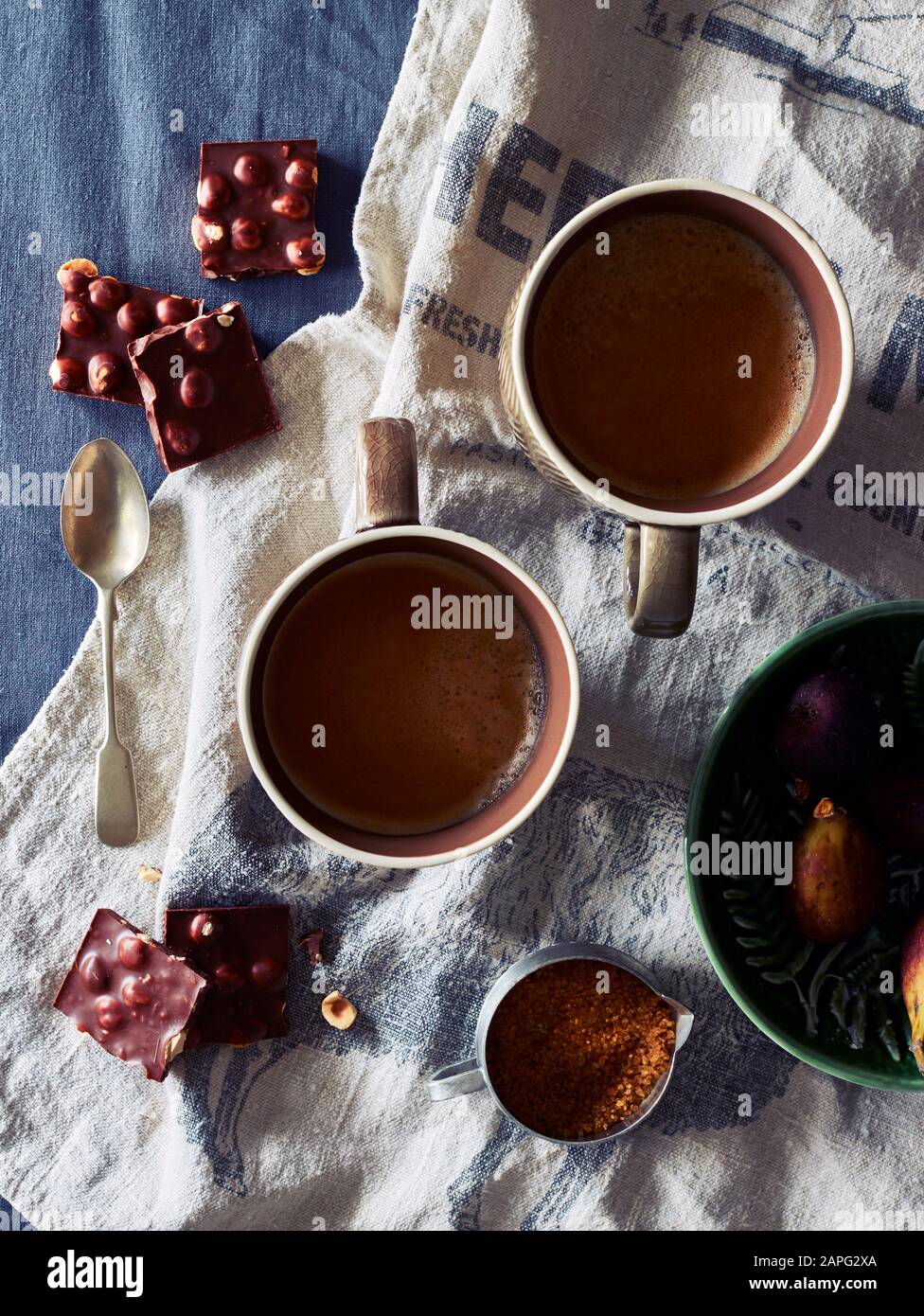 Heißes Schokoladengetränk, Haselnussschokolade und Obstpudding Stockfoto