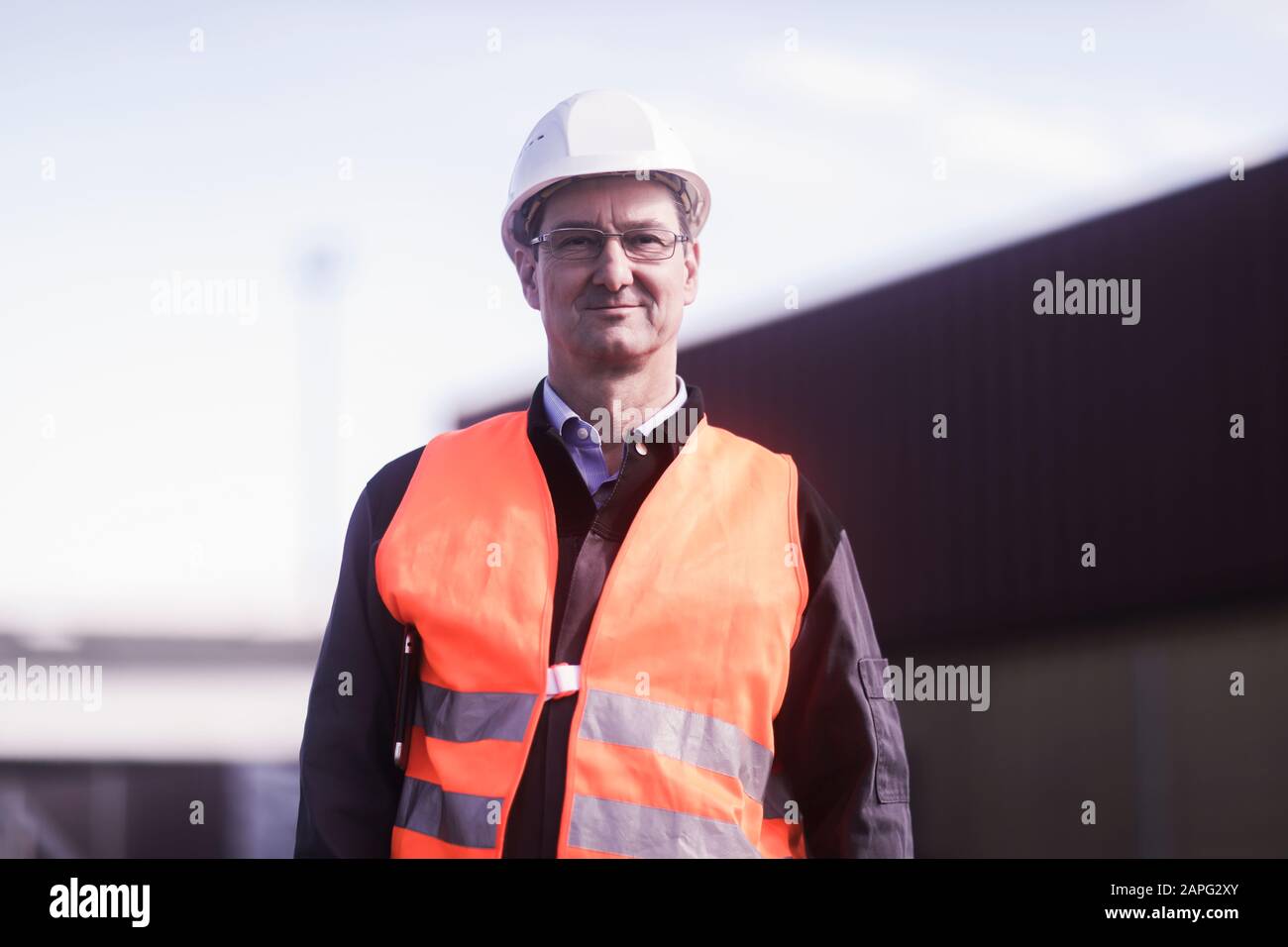 Hochformat des Technikers am Anschluss Stockfoto