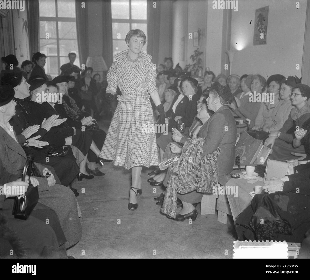 AVSV 50 Jahre Modenschau Datum: 30. Oktober 1952 Schlagwörter: Modeschauen Name Der Institution: AVSV Stockfoto