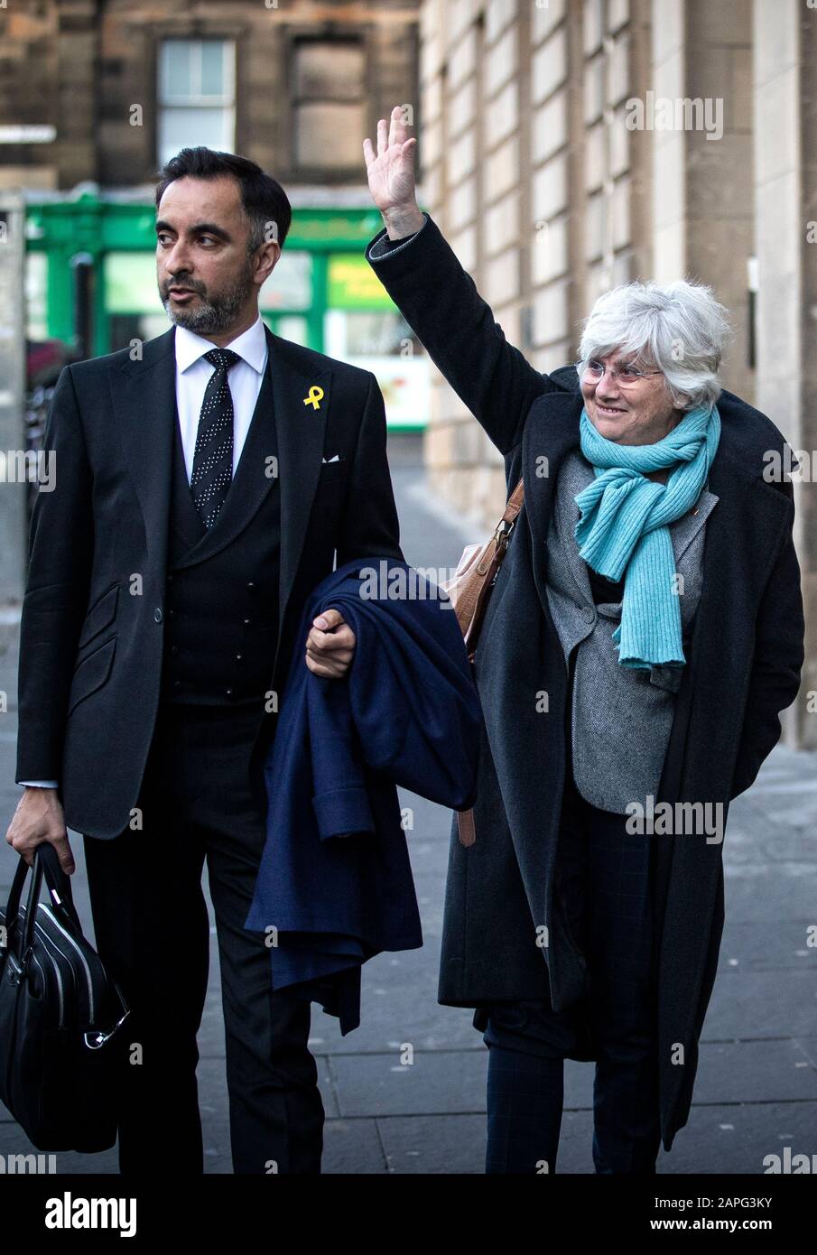 Die ehemalige katalanische Politikerin und Professorin an der University of St Andrews, Clara Ponsati, kommt neben dem Anwalt Aamer Anwar vor dem Sheriff Court von Edinburgh zu einer Auslieferungsverhandlung wegen Versehung. Stockfoto