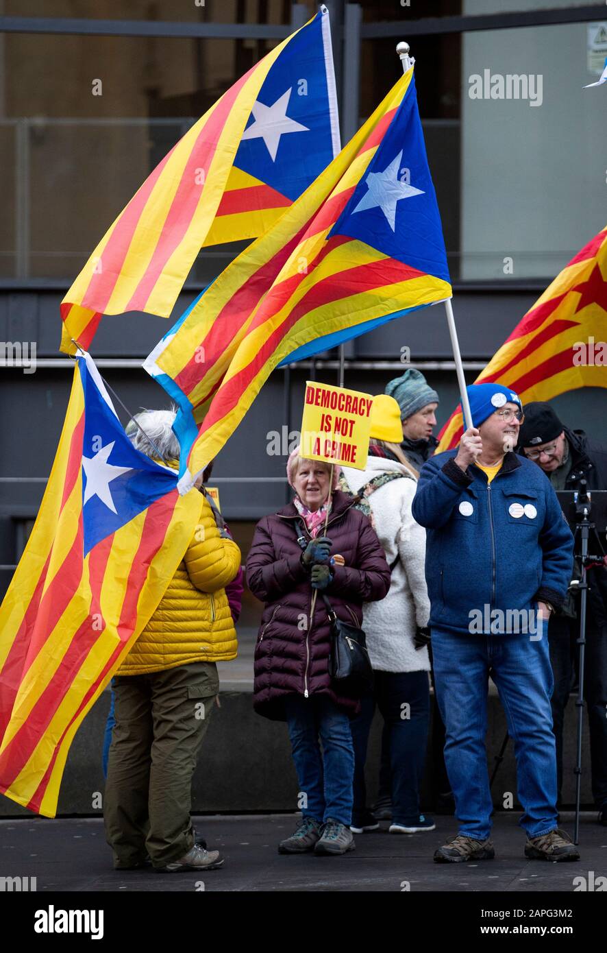 Katalanische Unabhängigkeitsbefürworter vor dem Edinburgh Sheriff Court, Edinburgh, wo die ehemalige katalanische Politikerin und Professorin an der University of St Andrews, Clara Ponsati, zu einer Auslieferungsanhörung wegen Versehens aufhört. Stockfoto