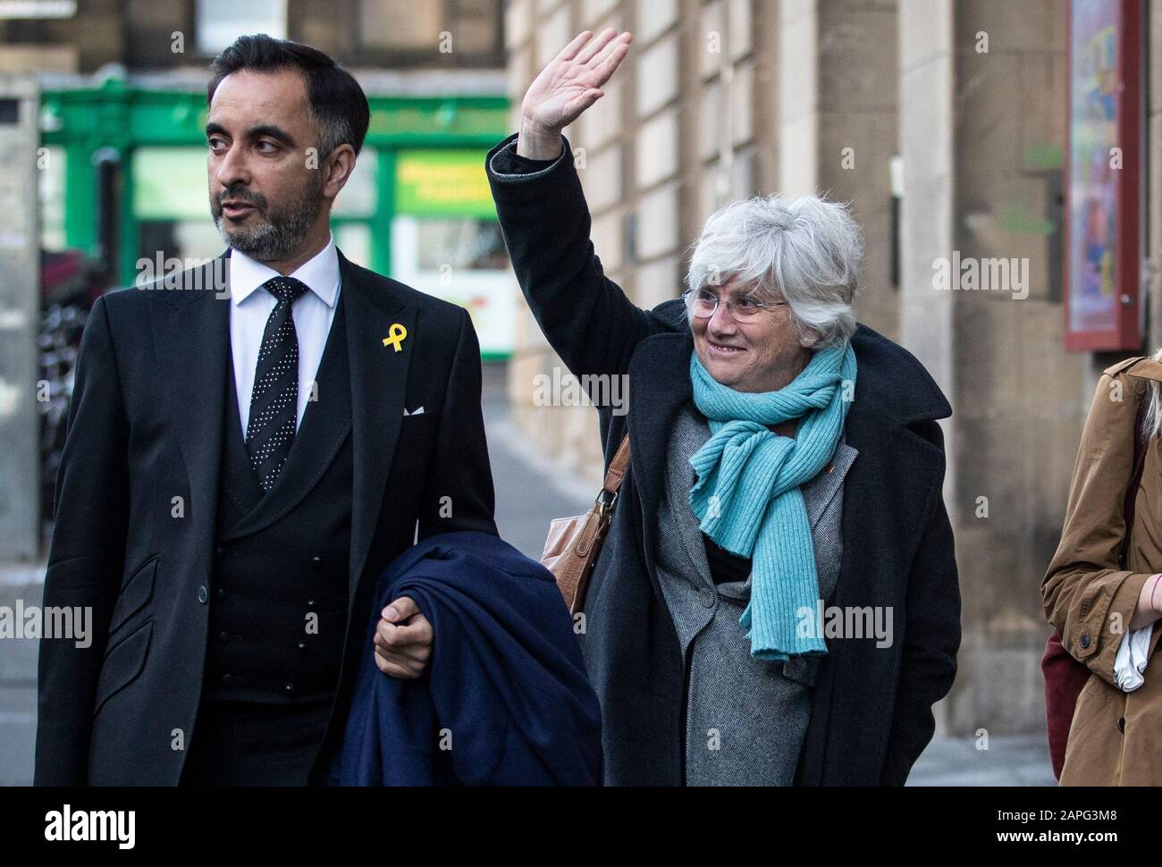 Die ehemalige katalanische Politikerin und Professorin an der University of St Andrews, Clara Ponsati, kommt neben dem Anwalt Aamer Anwar vor dem Sheriff Court von Edinburgh zu einer Auslieferungsverhandlung wegen Versehung. Stockfoto