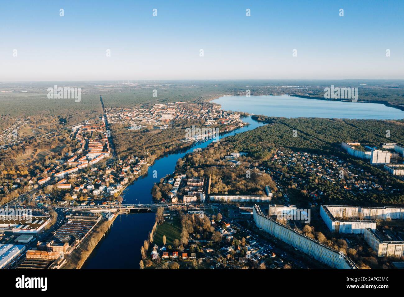 Panorama-Drohnenfoto der Altstadt Treptow-Kopenhagen Berlin bei Sonnenaufgang Stockfoto