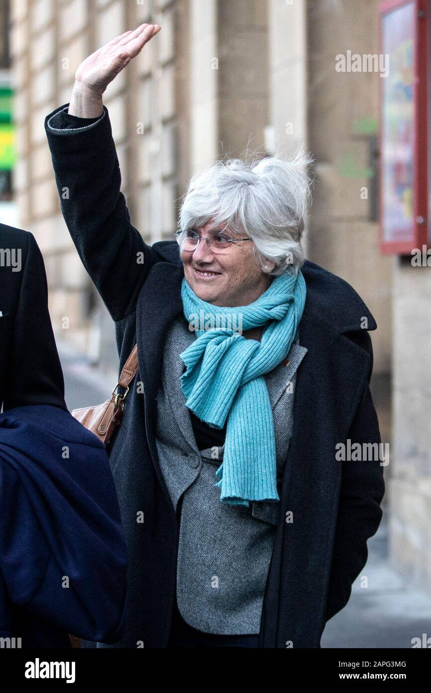 Die ehemalige katalanische Politikerin und Professorin an der University of St Andrews, Clara Ponsati, kommt wegen einer Auslieferungsverhandlung wegen Versehung am Sheriff Court von Edinburgh an. Stockfoto