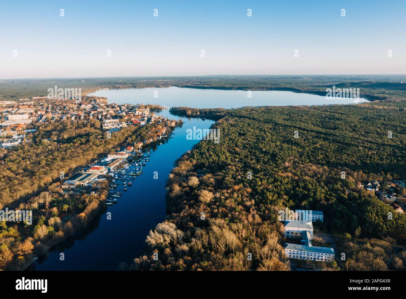 Panorama-Drohnenfoto des Muggelsee Berlin bei Sonnenaufgang Stockfoto