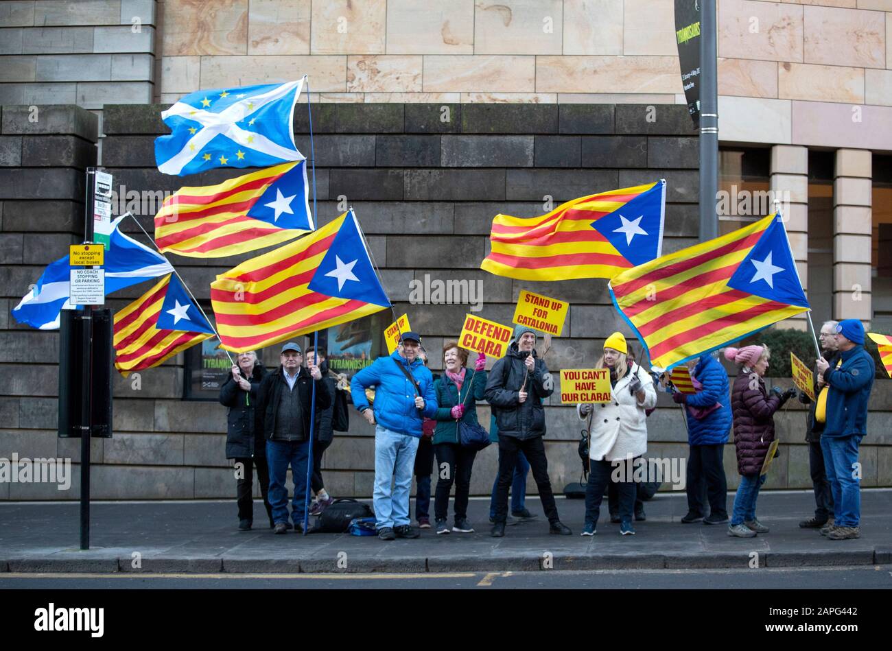 Katalanische Unabhängigkeitsbefürworter vor dem Edinburgh Sheriff Court, Edinburgh, wo die ehemalige katalanische Politikerin und Professorin an der University of St Andrews, Clara Ponsati, zu einer Auslieferungsanhörung wegen Versehens aufhört. Stockfoto