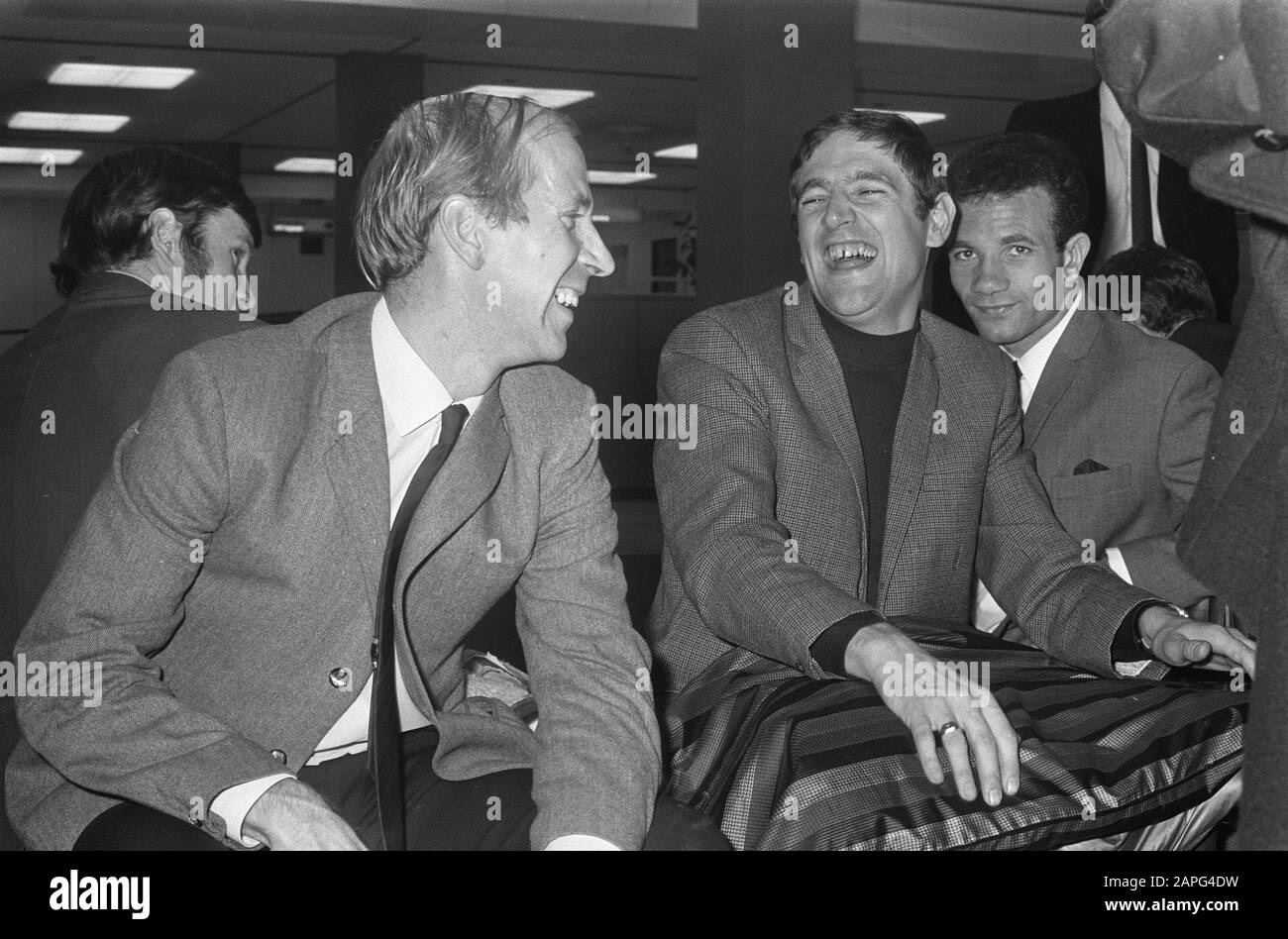 Die englische Fußballmannschaft trifft am kommenden Mittwoch auf Schiphol für das Spiel gegen die niederländische Mannschaft ein. Bobby Charton (links) und Norman Hunter (Leeds); Stockfoto