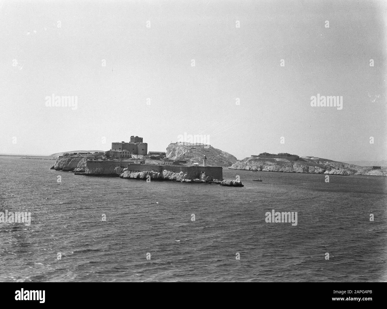 Reise mit der Frau Baloeran Beschreibung: Château d'If auf der Insel If, vor der Küste von Marseille Anmerkung: Château d'If ist eine Festung und ehemaliges Gefängnis, erbaut zwischen 1524 und 1531 Datum: 1935 Ort: Frankreich, Marseille Schlüsselwörter: Gefängnisse, Befestigungen Stockfoto