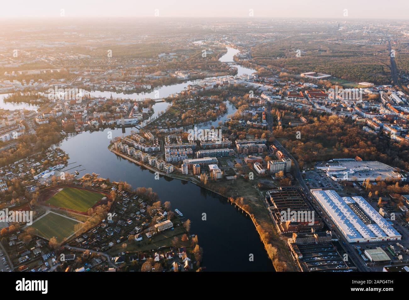 Panorama-Drohnenfoto der Altstadt Treptow-Kopenhagen Berlin bei Sonnenaufgang Stockfoto