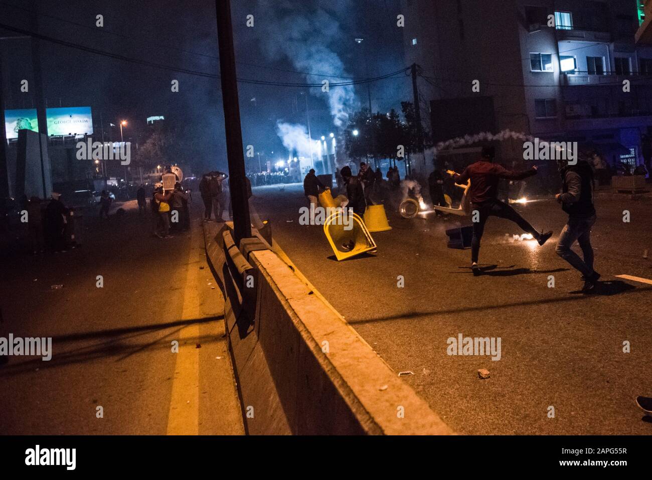 Beirut, Libanon. Januar 2020. Tränengas trifft Demonstranten, die eine Straßensperre errichten nach Hassan Diabs Finalisierung eines neuen Kabinetts für den Libanon brachen Krawalle in der Hauptstadt aus. Credit: Elizabeth Fitt/Alamy Live News Stockfoto