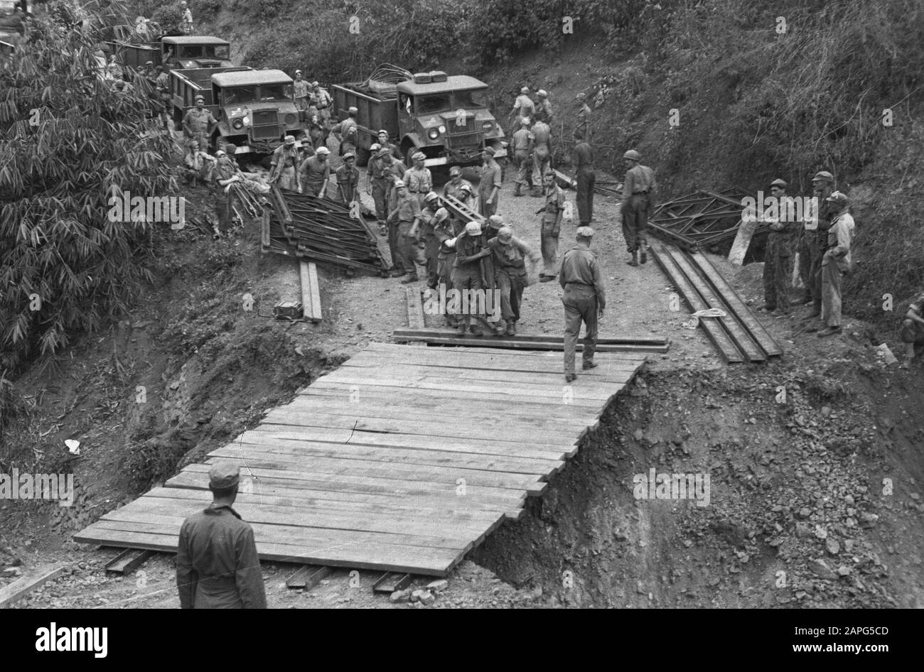 Sektor Cheribon (1. Polizeiaktion 21./27. Juli 1947) Beschreibung: Cheribon-Sektor: Auf ihrer Flucht sprengten republikanische Truppen unzählige große und kleine Brücken hinter sich. Es wurde jedoch vorweggenommen und überall, wo unsere Truppen vor einer zerstörten Brücke standen, wurde von der Genie in kurzer Zeit eine Brücke gebaut. Das Genie baut eine Bailey-Brücke an der Straße nach Cheribon. Datum: Juli 1947 Ort: Cheribon, Indonesien, Java, Niederländisch-Ostindien Stockfoto