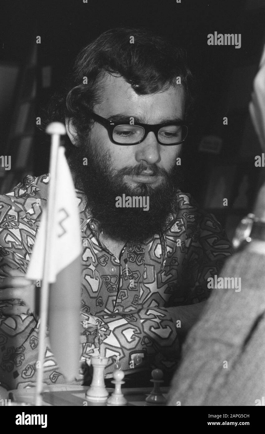 Imre Varasdy beim Niemeyer-Turnier 1972 in Groningen (Niederlande). Runde, Imre Varasdy (weiß) spielte Cassar (Malta). Maltesische Flagge auf dem Tisch. Bei den ursprünglichen Metadaten wurden zwei Spieler genannt: Martin und Varasdy. Dies ist wahrscheinlich Varasdy.European Youth Championship Chess (elftes Niemeyer-Schachturnier) in Groningen 1972, Varasdy (Ungarn). Stockfoto