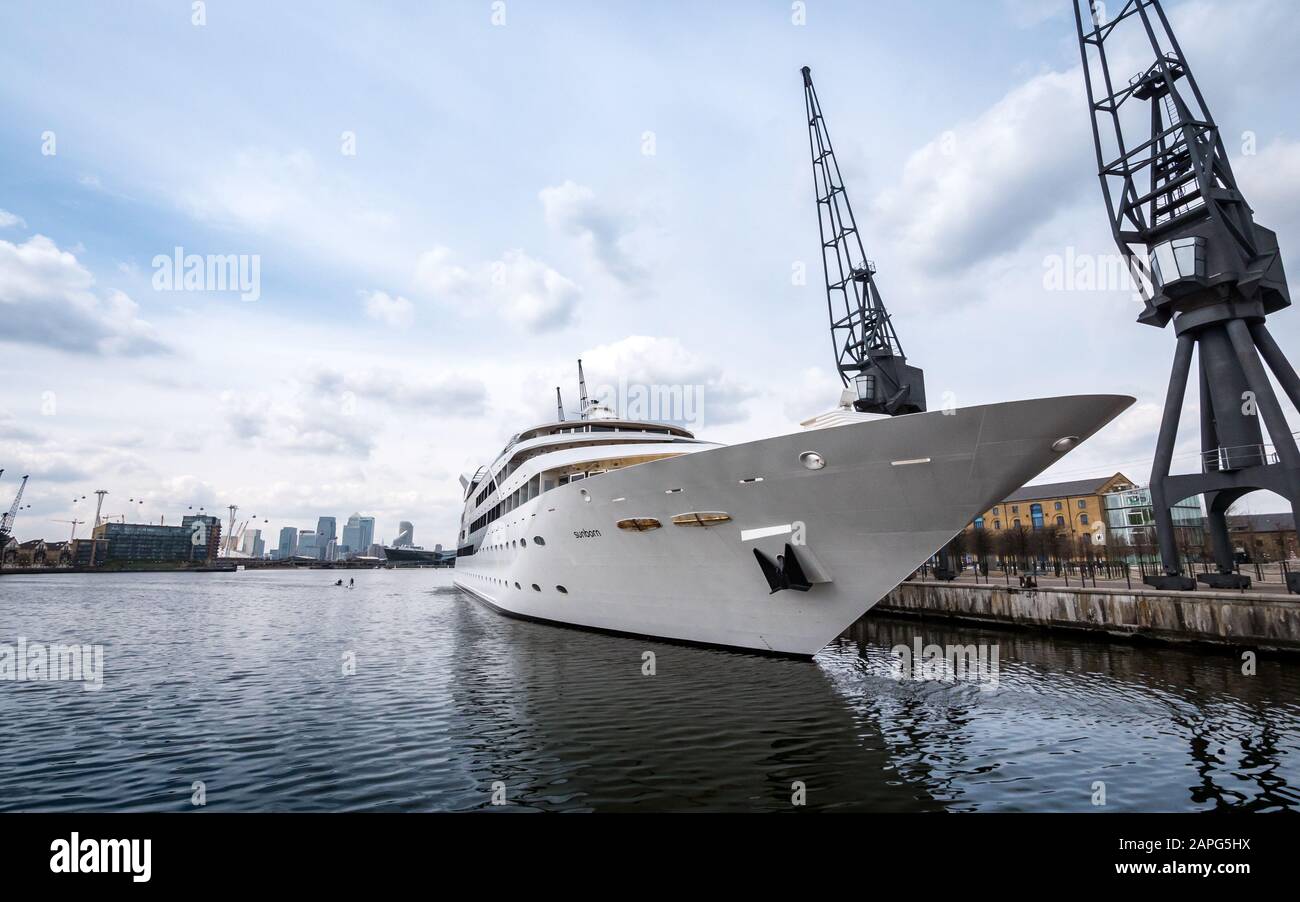 Sunborn Yacht Hotel, London. Ein Blick auf das fest angedockte Schiff, das als Hotel am Liegeplatz in Docklands, East London, betrieben wird. Stockfoto