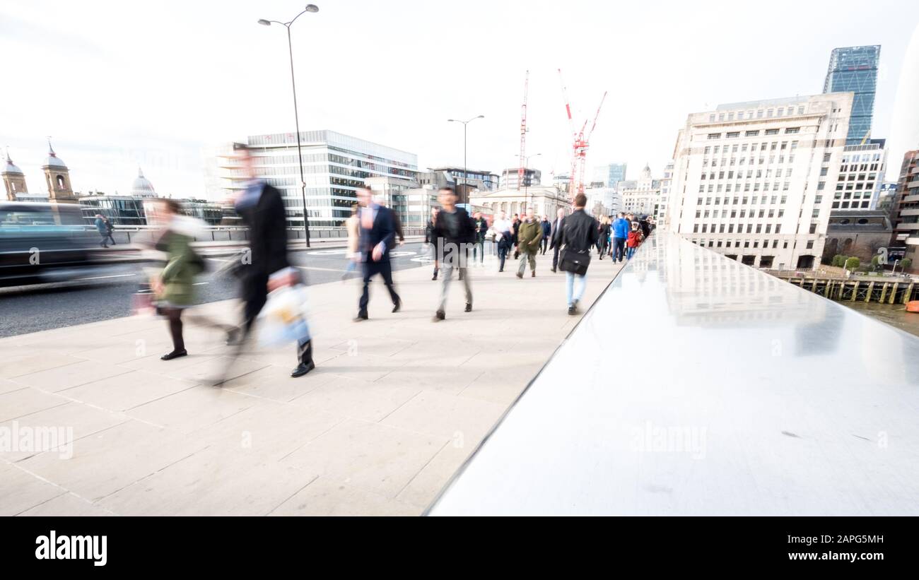 Londoner Hauptverkehrszeit. Pendler und Büroangestellte, die während ihrer Hauptverkehrszeit die London Bridge überqueren, pendeln. Stockfoto