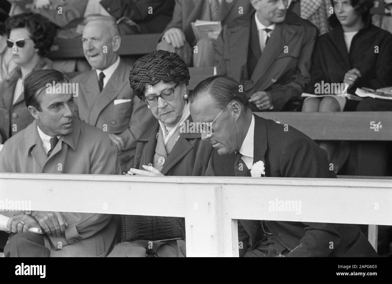 CHIO-Dressur in Rotterdam besuchten Prinz Bernhard und seine Mutter das Wettkampfdatum: 25. August 1962 Ort: Rotterdam, Zuid-Holland Schlüsselwörter: CONCURSES, DRESSORY, Mothers persönlicher Name: Bernhard, Prinz Stockfoto