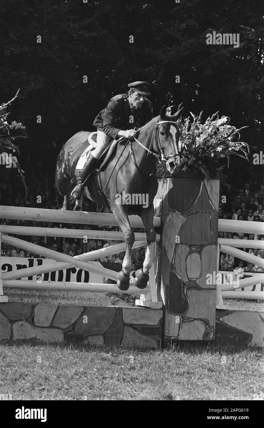 CHIO Rotterdam; 5 E. Wauters in acie mit Pomme DAPI, 6 H. Wouters van de Oudenweijer mit Salerno, 4, 5 E. Campion mit Garrai Eoin Datum: 25. August 1974 Ort: Rotterdam, Zuid-Holland Schlüsselwörter: Wettbewerbe persönlicher Name: E. Campion, E. Wauters Name Der Institution: CHIO Stockfoto