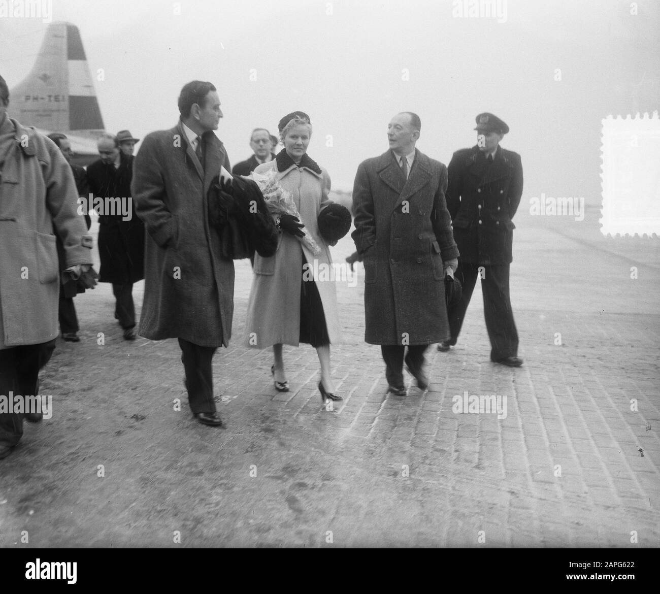 Filmstar Ann Todd und ihr Ehemann Filmregisseur David Lean auf Schiphol Datum: 19. Dezember 1952 Ort: Noord-Holland, Schiphol Schlüsselwörter: Ankünfte, Filmstars, Regisseure, Flughäfen persönlicher Name: Lean, David, Todd, Ann Stockfoto