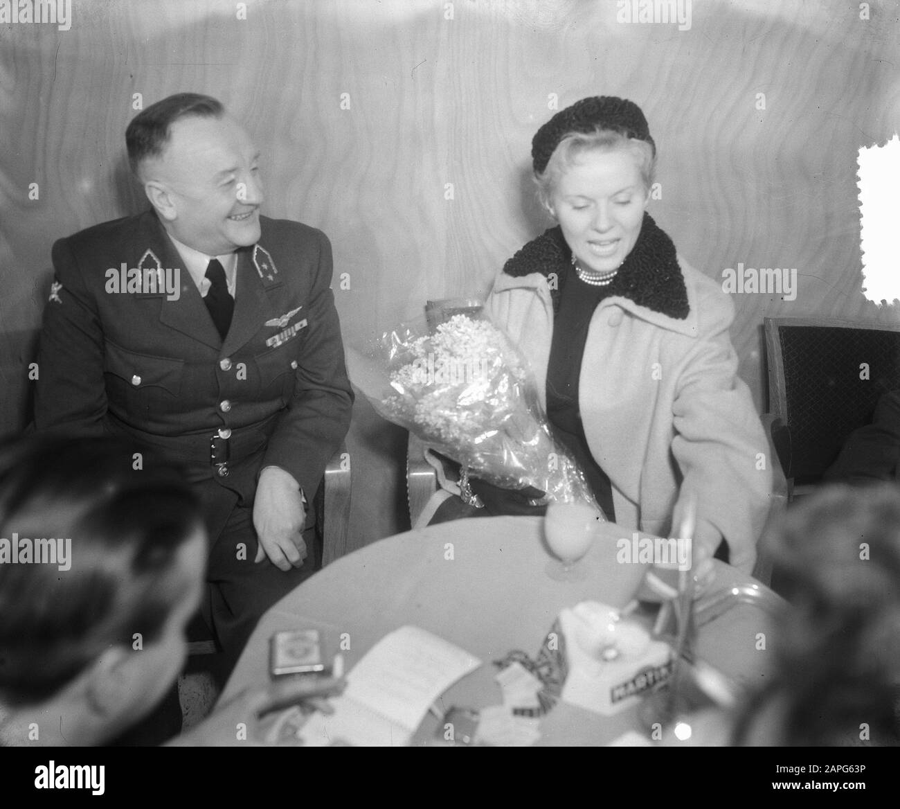 Filmstar Ann Todd und ihr Ehemann Filmregisseur David Lean am Flughafen Schiphol [ein unbekannter Luftwaffenoffizier verlassen] Datum: 19. Dezember 1952 Ort: Noord-Holland, Schiphol Schlüsselwörter: Ankünfte, Filmstars, Offiziere, Regisseure, Flugplätze persönlicher Name: Lean, David, Todd, Ann Stockfoto