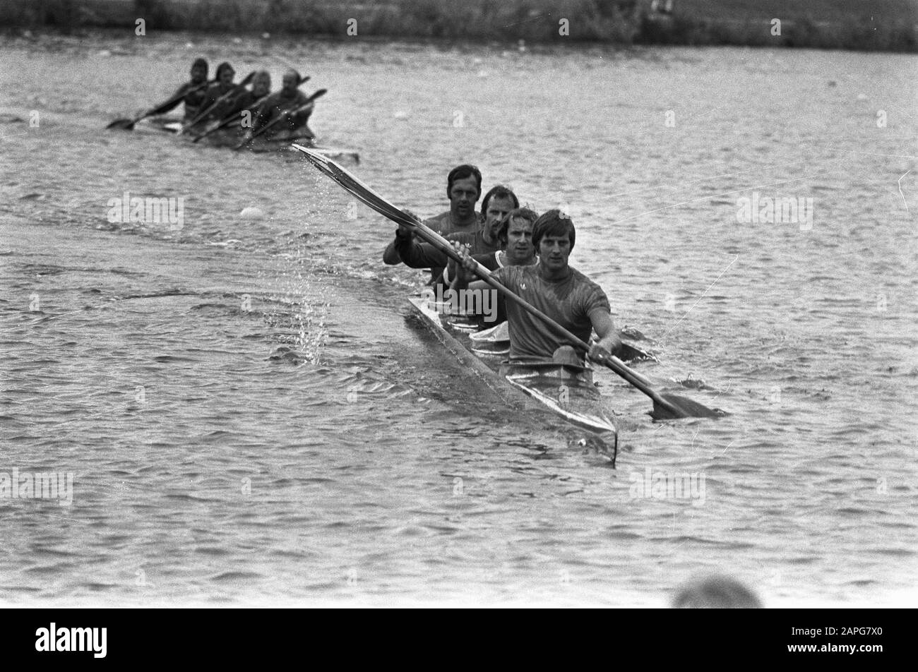 Clubmeister Schaf-Kanufahren auf Bosbaan; Gewinner K4 Männer, Adler-Blume, Lo Jacobs, Joop Keet und Ruud Knuppe Datum: 14. September 1975 Schlagwörter: Sieger, Kanus Stockfoto