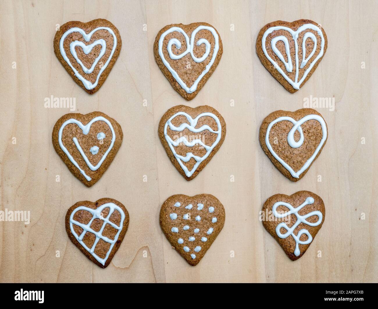 Heart-shaped Weihnachten Lebkuchen cookies mit weißer Zuckerglasur auf ...