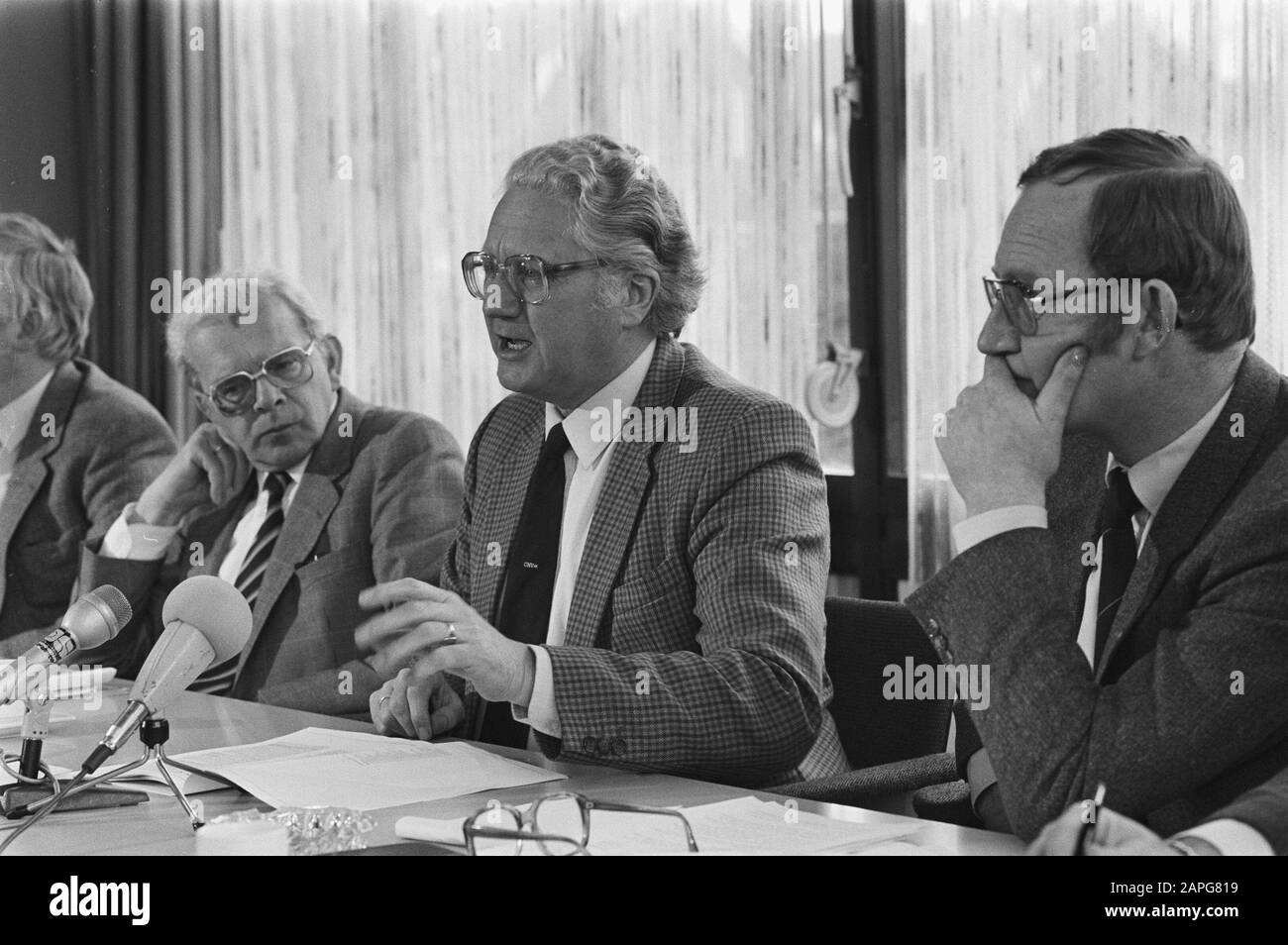 CNV präsentiert Sozialplan in Utrechter; v. l. Hordijk (alga. Secr.), Harm van de Meulen (präsident) und Hofstede Datum: 6. februar 1985 Ort: Utrechter Stichwörter: Regale Personenname: Harm van de Meulen, Hofstede, Hordijk Institutionenname: CNV Stockfoto