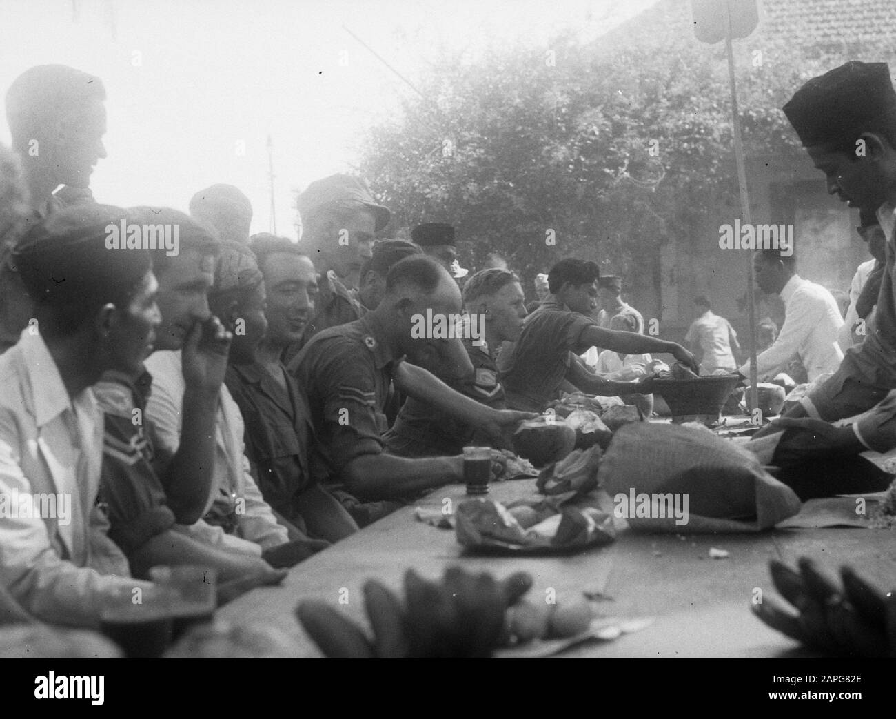 CO Amacab in Padalarang Beschreibung: CO Amacab [Commanding Officer - Allied Military Authority, Civil Affairs Branch] wird in Bandoeng begrüßt. Slamatan Datum: Oktober 1946 Ort: Bandung, Indonesien, Niederländisch-Ostindien Stockfoto