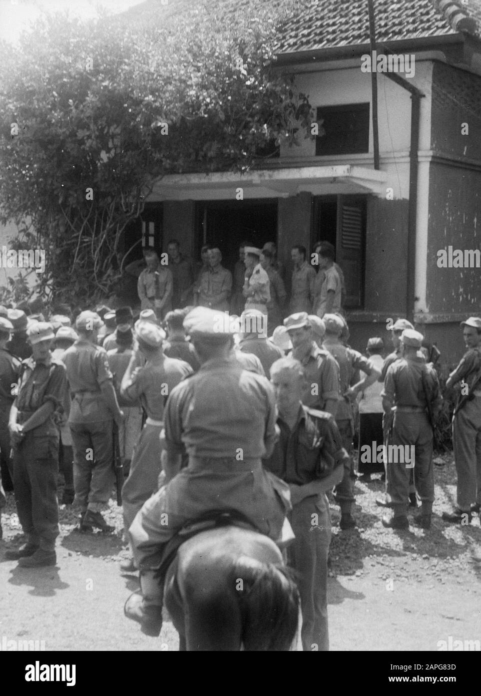 CO Amacab in Padalarang Beschreibung: CO Amacab [Commanding Officer - Allied Military Authority, Civil Affairs Branch] am Bahnhof Padalarang Datum: Oktober 1946 Standort: Bandung, Indonesien, Niederländische Ostindien, Padalarang Stockfoto