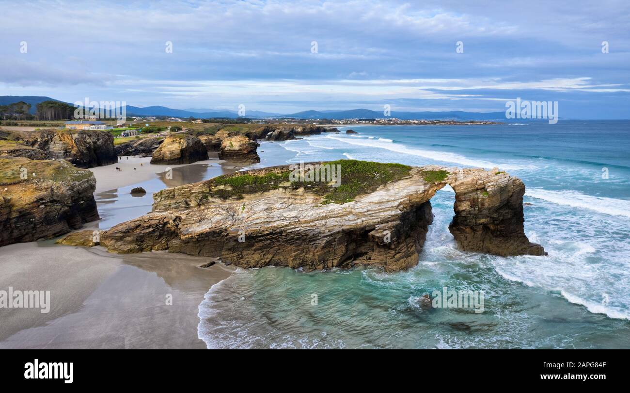 Blick auf Den Natursteinbogen an der Playa de Las Catedrales (Strand der Kathedrale), Galicien, Spanien Stockfoto