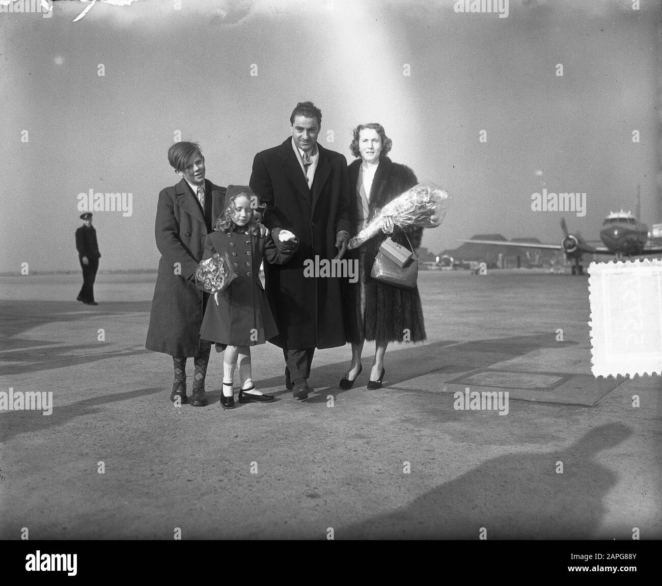 Filmstars bei der Ankunft Brigitte Fossey und Georges Poujouly auf Schiphol, René Clément en [Unknown Woman] Datum: 27. Februar 1953 Ort: Noord-Holland, Schiphol Keywords: Schauspieler, Schauspielerin, Filmstars, Kinder, Regisseure, Flughäfen persönlicher Name: Clement Rene, Fossey Brigitte, Poujouly, Georges Stockfoto