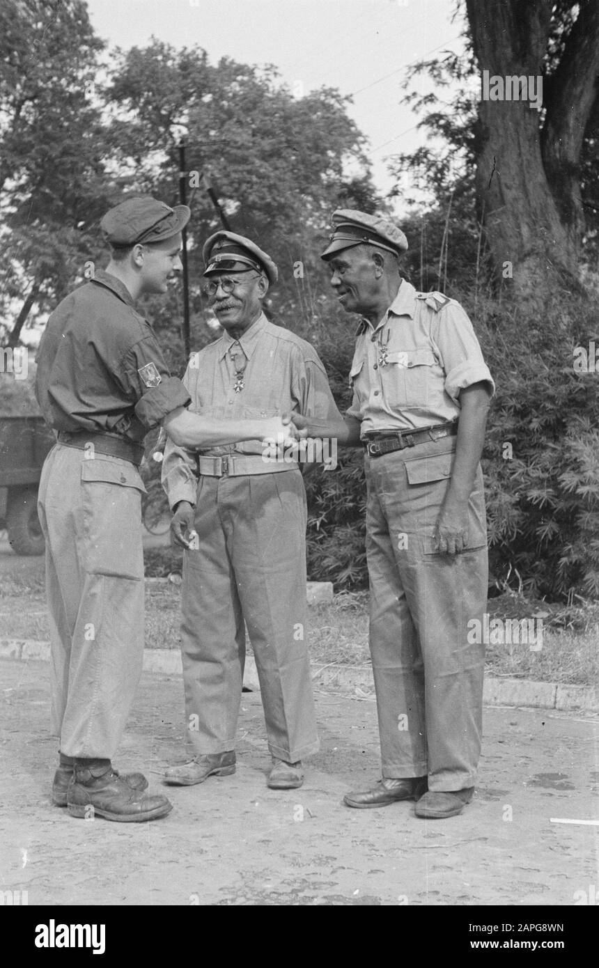 Treffen von Ridau M.W.O. mit man K.L. Beschreibung: Collection Photo Collection Service for Army Contacts Indonesia, Photon Number 142-2-2 Date: 1947 Location: Indonesia, Dutch East Indies Stockfoto