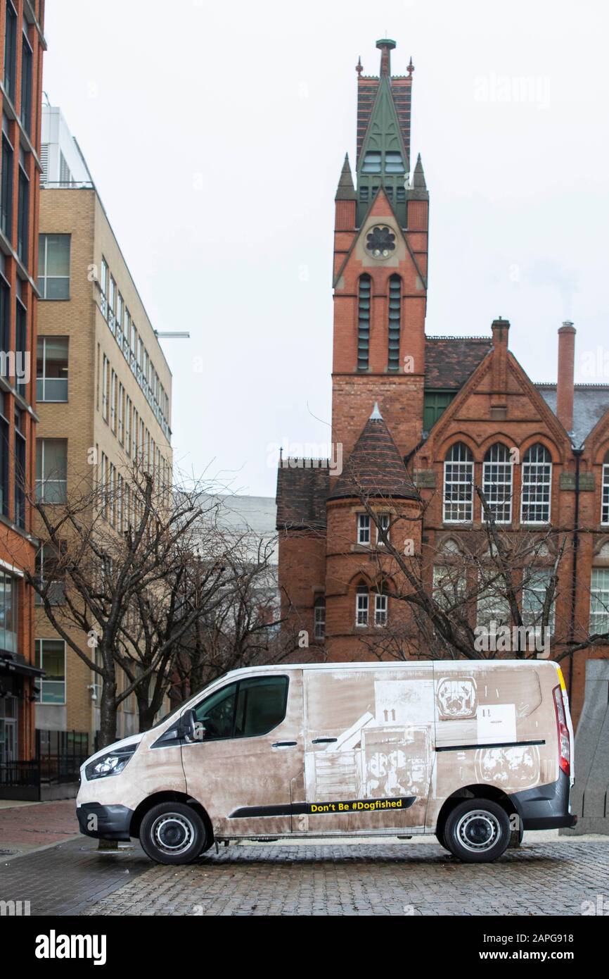 Ein Kunstwerk des Künstlers Ruddy Muddy wird byÊDogsÊTrustÊas im Rahmen der „Don't Be Dogfished“-Kampagne der Wohltätigkeitsorganisation in Birmingham enthüllt. PA-Foto. Bilddatum: Donnerstag, 23. Januar 2020. Die Kampagne, bei der die Experten im „Welpenschmuggel-Van“ durch das Land reisen, soll den Handel hinter der Online-Werbung für Welpen hervorheben. Die Wohltätigkeitsorganisation fordert die Regierung auf, ihr Manifest zur Bekämpfung des illegalen Welpenschmuggels zu erfüllen, nachdem neue Statistiken zeigen, wie Tausende von Hundebesitzern dazu verführt wurden, illegal zu kaufen importedÊdogs. Fotokre Stockfoto