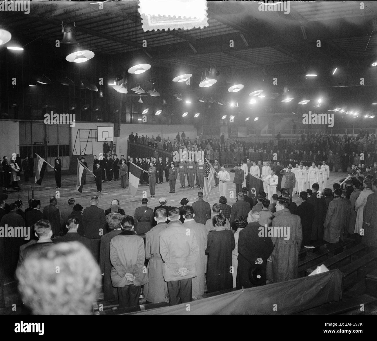 Basketball Amsterdam. Militärische Niederlande gegen Belgien. Offizieller Eröffnungstermin: 23. März 1953 Ort: Amsterdam, Noord-Holland Schlagwörter: Korbbbälle, Öffnungen Stockfoto