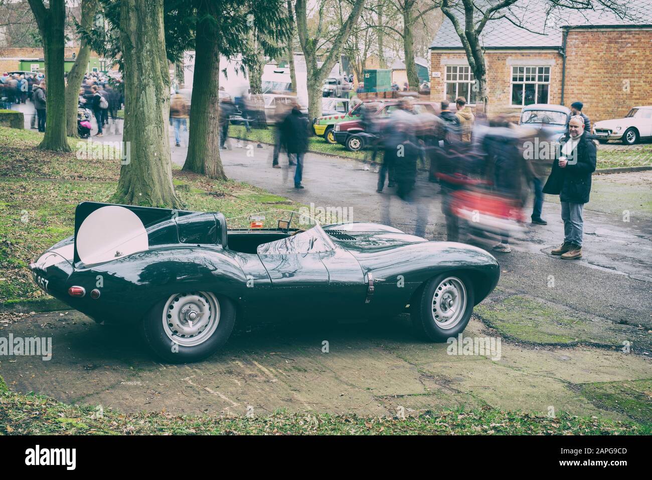 Jaguar D Type Replica Auto im Bicester Heritage Center sonntag Gerangel Event. Bicester, Oxfordshire, England. Lange Belichtung mit Vintage-Filter Stockfoto