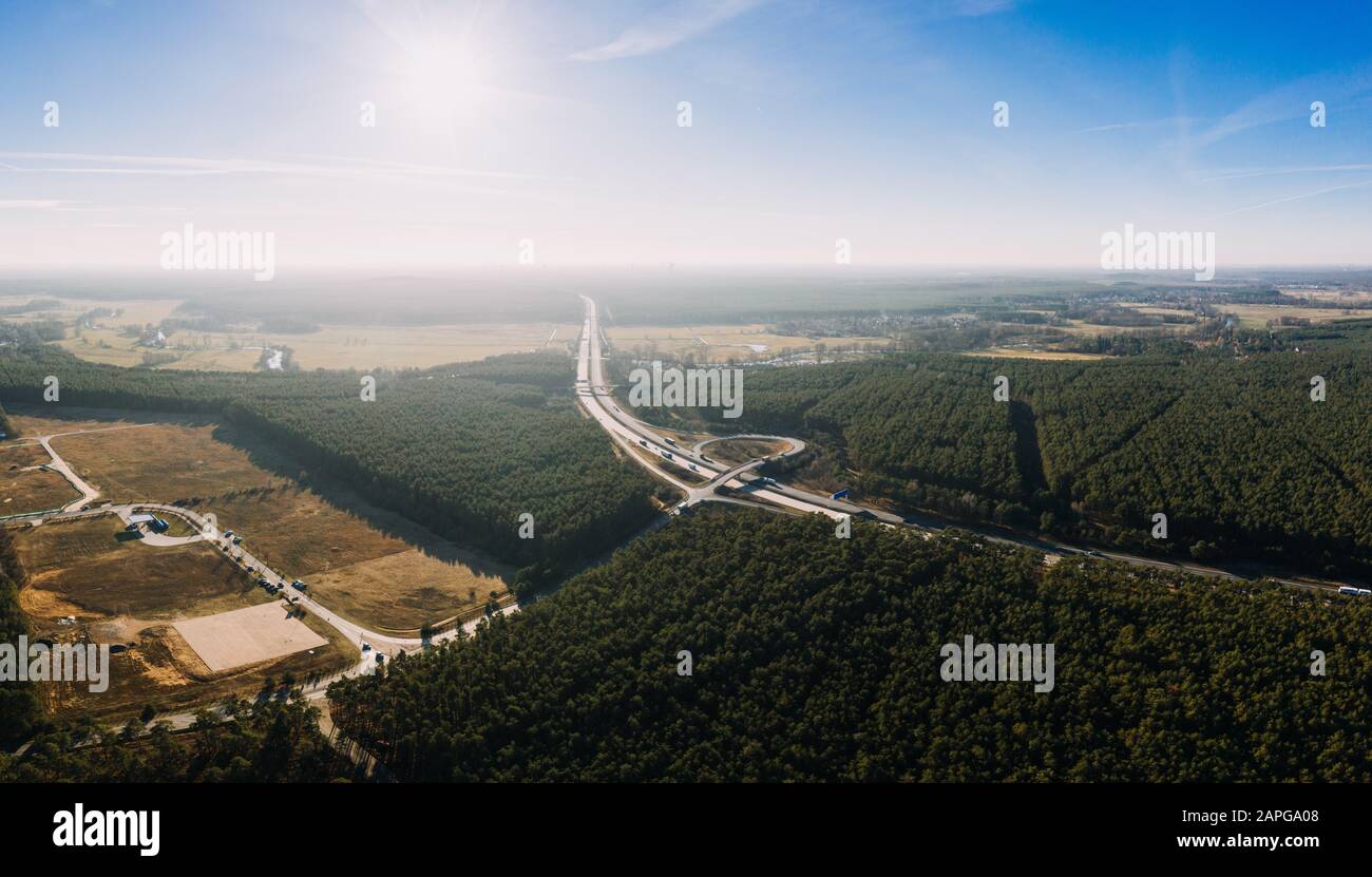 Drohnenfoto vom Wald von Gruenheide, Berlin Brandenburg, Tesla Giga Fabrik Stockfoto