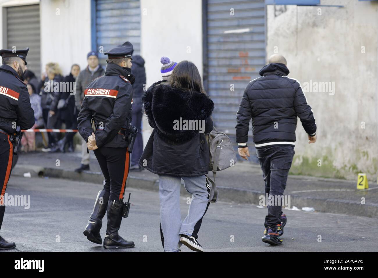 Neapel, KAMPANIEN, ITALIEN. Januar 2020. Neapel, 23/01/2020 - im Viertel Miano in den nördlichen Vororten Neapels kehrt die Camorra zurück, um ein Opfer des Lo Russo-Clans zu verschonen. Der Name des Opfers lautet Stefano Bocchetti, der letzte Nacht in einem Spielzimmer mit vielen 9-spurigen Pistolenschüssen getötet wurde und die Ermittler untersucht. Kredit: Fabio Sasso/ZUMA Wire/Alamy Live News Stockfoto