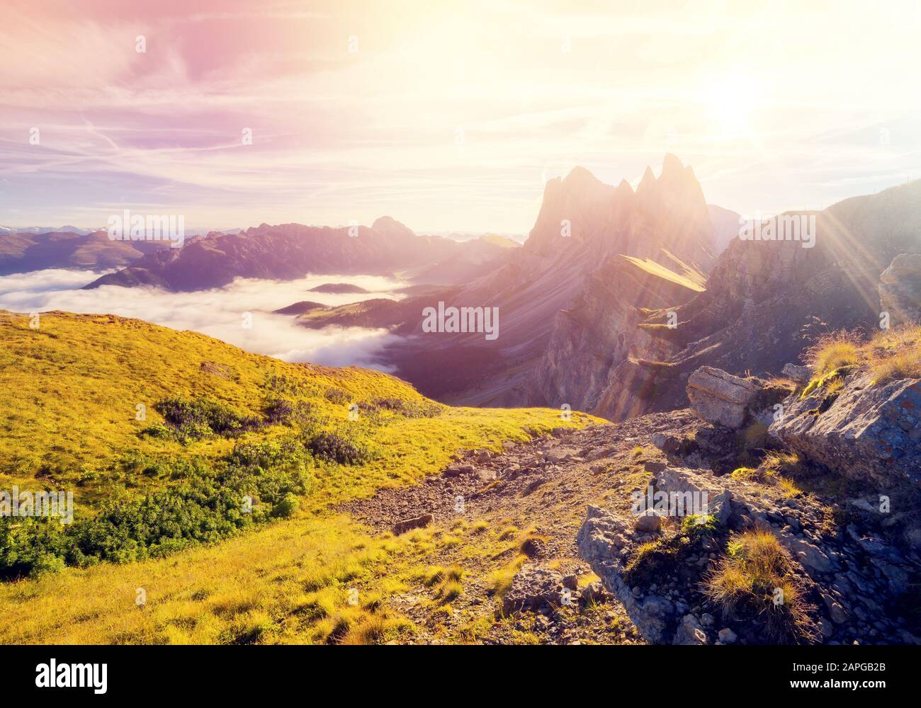 Tolle Aussicht auf die Gruppe Puez odle - Geisler. Nationalpark Gröden. Italien, Europa. Retro- und Vintage-Style mit Querveredelten. Stockfoto