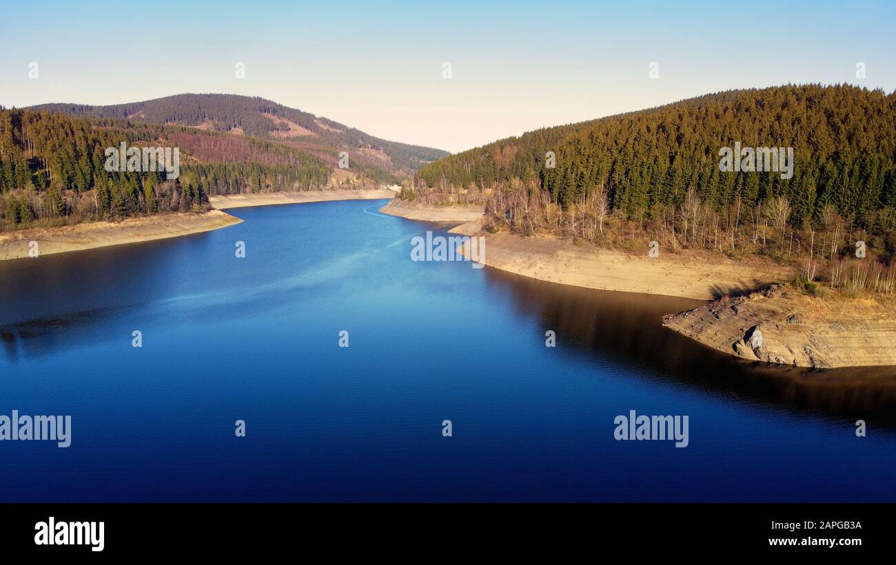 Luftbild der Oker Staudamm im Wald des Harzgebirges in Niedersachsen, Deutschland. Landschaftspanorama Harz Deutschland. Stockfoto